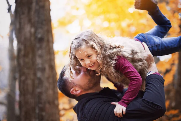 Petite fille adorable avec père heureux dans le parc d'automne en plein air — Photo