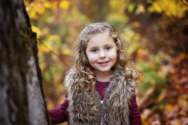 Adorable petite fille dans une forêt d'automne — Photo