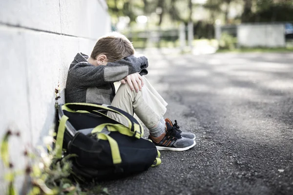 Студент мальчик на улице в школе стоя — стоковое фото