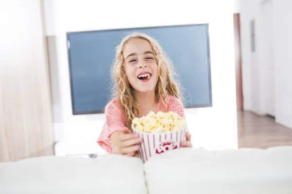 Маленькая девочка с попкорном из телевизора — стоковое фото