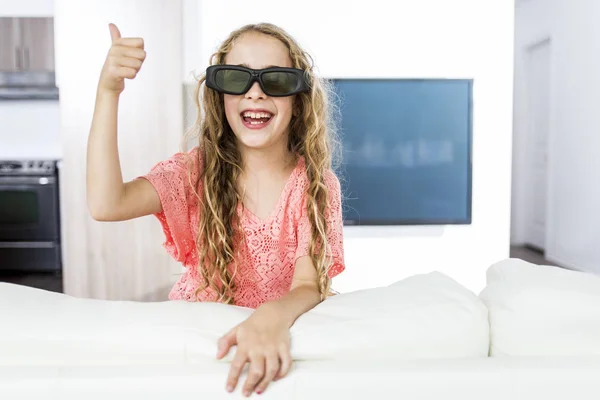 Kislány 3D-s szemüveg és néz televízió — Stock Fotó