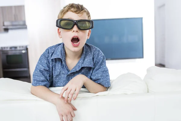 Liten pojke 3d glasögon och titta på TV — Stockfoto