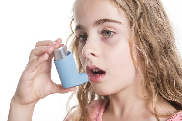 Gyermek inhaláló használata az asztma. Fehér háttér — Stock Fotó