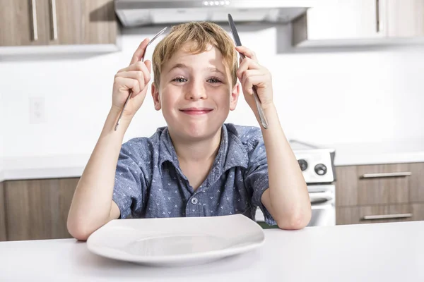 Jongen stak een plaat — Stockfoto