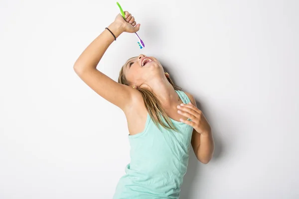 Menina bonito escovação dentes, isolado em branco — Fotografia de Stock