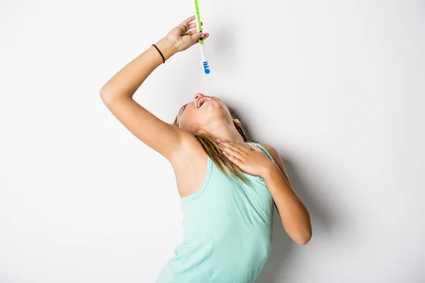 Linda niña cepillarse los dientes, aislado en blanco —  Fotos de Stock