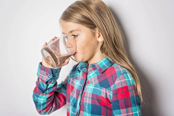 Lykkelig smilende barn drikker sjokolademelk isolert på hvitt – stockfoto