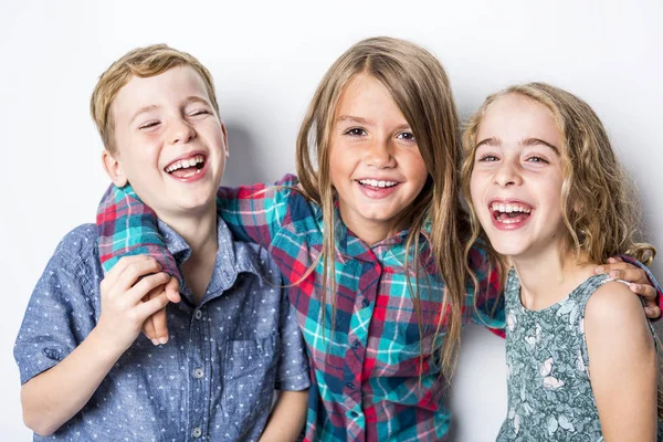 Grupo de niños felices en fondo gris estudio —  Fotos de Stock