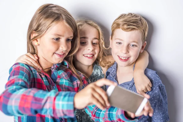 Groupe d'enfants heureux en studio fond gris — Photo