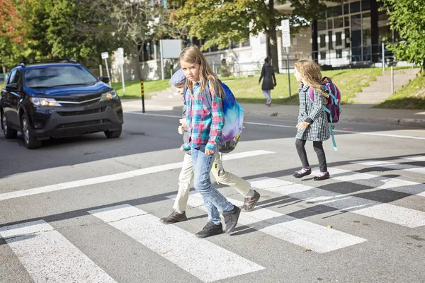 Schüler überqueren die Straße — Stockfoto