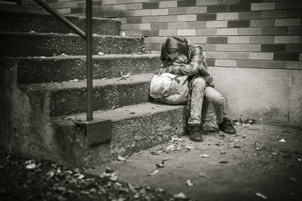 Aluno primário deprimir na escola — Fotografia de Stock