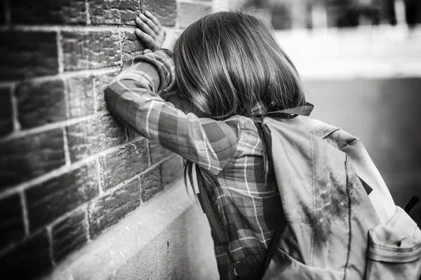 Estudiante de primaria deprimido en la escuela — Foto de Stock