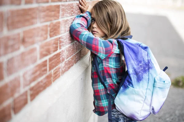 Estudiante de primaria deprimido en la escuela — Foto de Stock