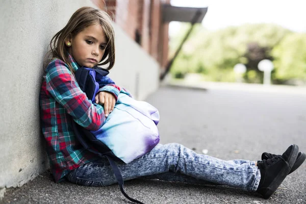 Primaire student drukken op de school — Stockfoto