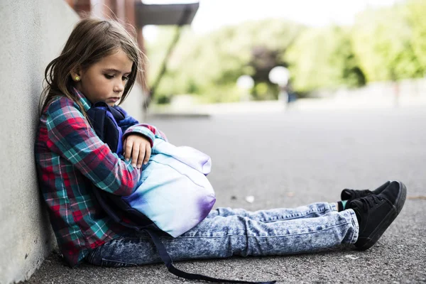 Primaire student drukken op de school — Stockfoto