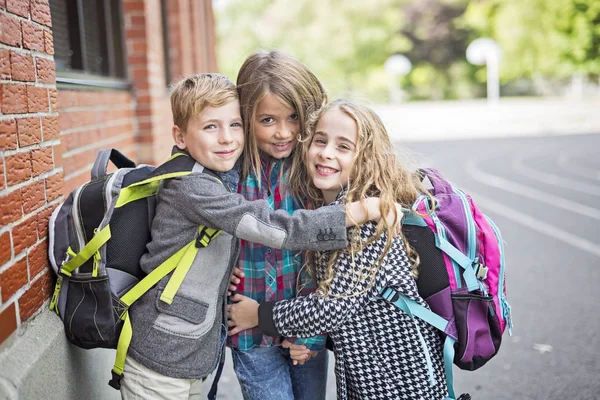 Gruppo di alunni primari Fuori aula — Foto Stock