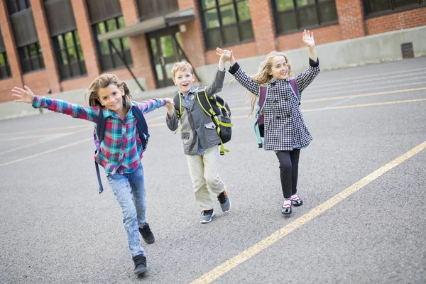 Gruppo di alunni primari Fuori aula — Foto Stock