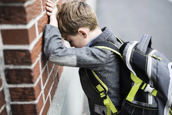 Студент мальчик на улице в школе стоя — стоковое фото