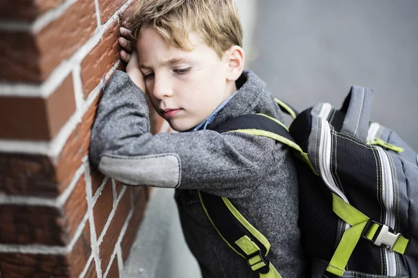 Élève garçon dehors à l'école debout — Photo