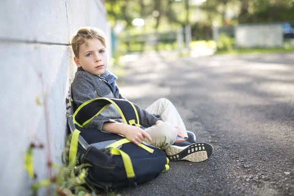 学校に立っているを外の学生少年 — ストック写真