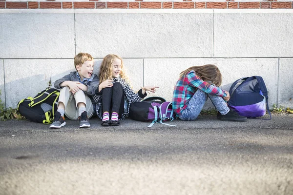 Alunos primários fora na escola de pé triste — Fotografia de Stock