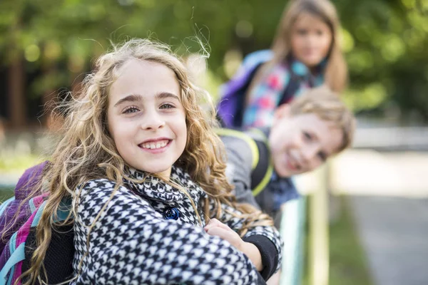 Gruppo di alunni primari Fuori aula — Foto Stock