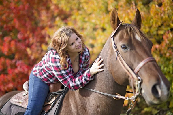 Schöne und natürliche erwachsene Frau im Freien mit Pferd — Stockfoto