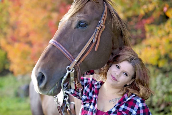 Mujer adulta hermosa y natural al aire libre con caballo —  Fotos de Stock