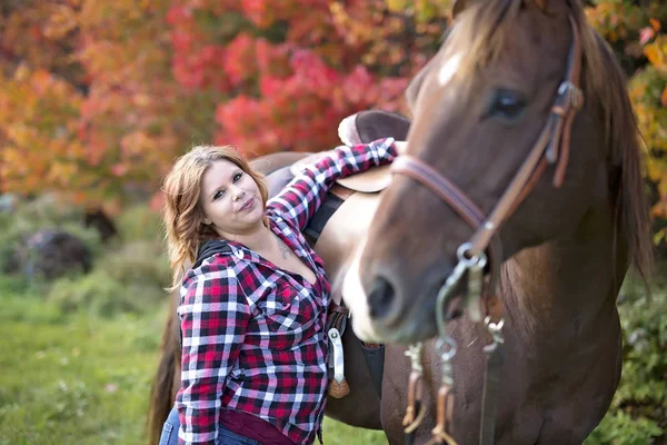 Schöne und natürliche erwachsene Frau im Freien mit Pferd — Stockfoto