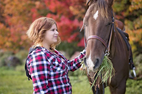 Όμορφο και φυσικό ενήλικη γυναίκα σε εξωτερικούς χώρους με άλογο — Φωτογραφία Αρχείου