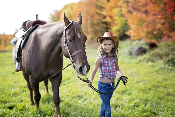 Herbstsaison junges Mädchen und Pferd — Stockfoto