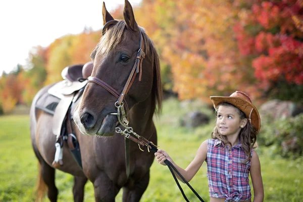 Otoño temporada joven niña y caballo —  Fotos de Stock