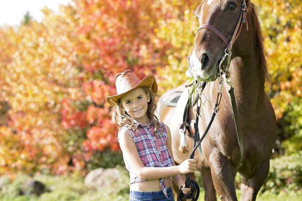 Herbstsaison junges Mädchen und Pferd — Stockfoto