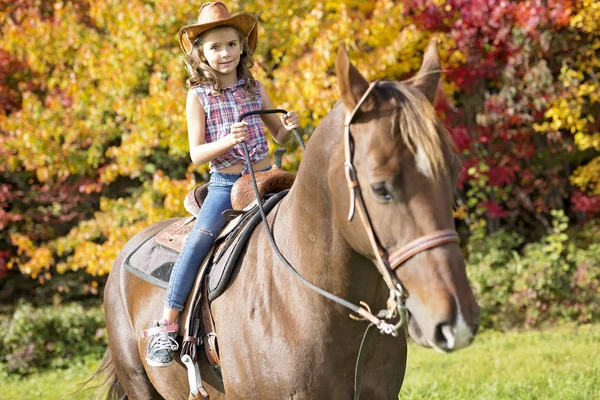 Herbstsaison junges Mädchen und Pferd — Stockfoto