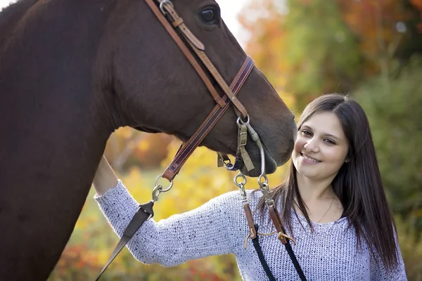 Hermosa chica con caballo de pelo negro —  Fotos de Stock