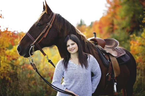Hermosa chica con caballo de pelo negro —  Fotos de Stock