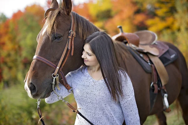 Hermosa chica con caballo de pelo negro —  Fotos de Stock