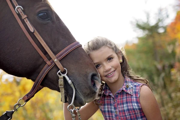 Φθινόπωρο σεζόν νεαρό κορίτσι και το άλογο — Φωτογραφία Αρχείου