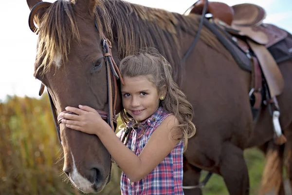 Otoño temporada joven niña y caballo —  Fotos de Stock