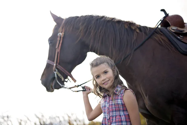 Otoño temporada joven niña y caballo —  Fotos de Stock