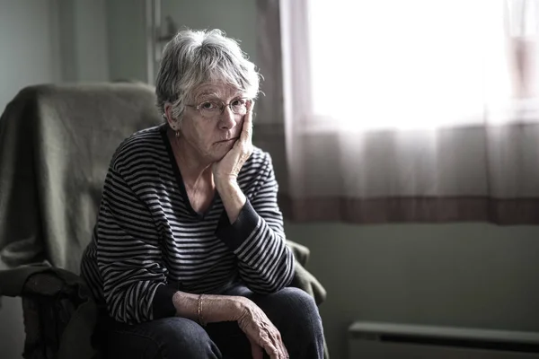 Inquiet femme âgée à la maison abattage très mauvais — Photo