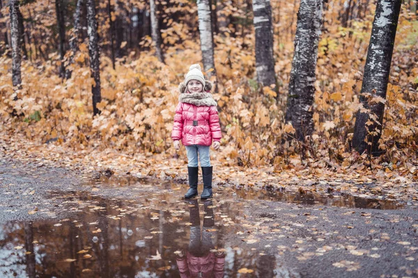 Mädchen im Herbst mit Hut — Stockfoto