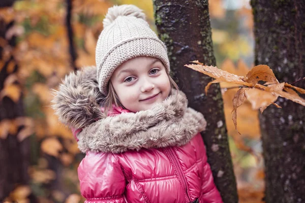 Enfant fille en automne saison portant un chapeau — Photo