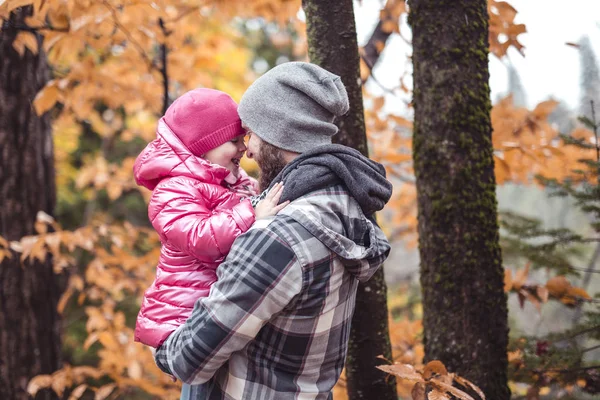 女儿和爸爸走在秋天的树林 — 图库照片