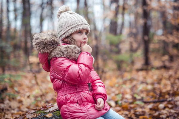 Enfant fille en automne saison portant un chapeau — Photo