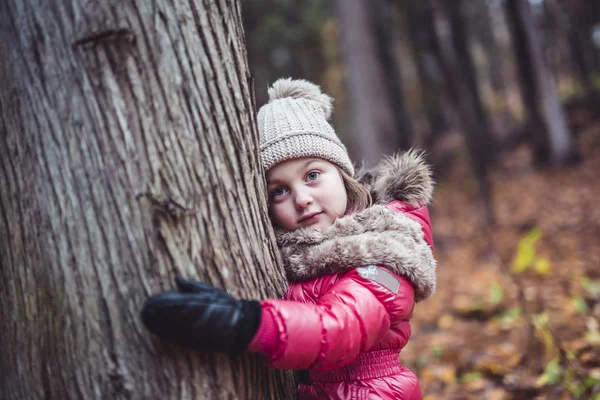 Kluk holka v autumne sezóně nosit klobouk — Stock fotografie