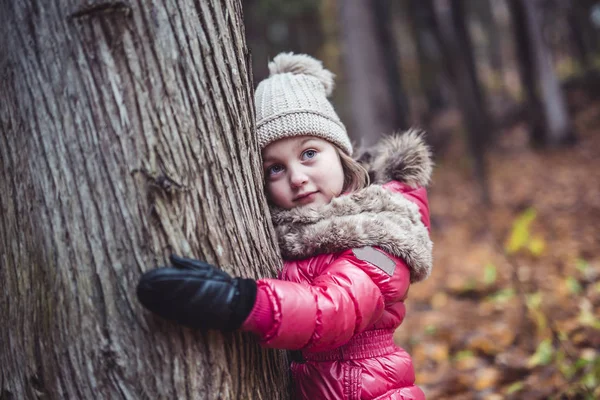 Kid girl in autumne season wearing a hat — Stock Photo, Image