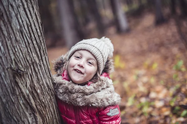 Kluk holka v autumne sezóně nosit klobouk — Stock fotografie