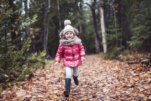 Enfant fille en automne saison portant un chapeau — Photo