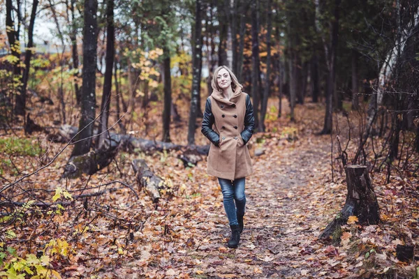Kobieta, chodzenie po okolicy w czasie jesieni — Zdjęcie stockowe